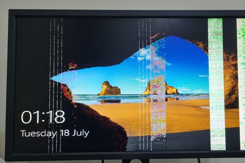 Dejó su PC Gaming sin vigilancia durante 30 minutos y, al volver, comprobó que una prueba rutinaria había roto su monitor 