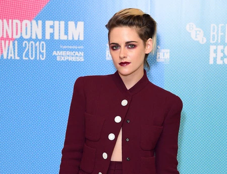 Burdeos, con botones joya y pantalón palazzo, así es el traje de chaqueta que ha lucido Kristen Stewart y que queremos en low cost