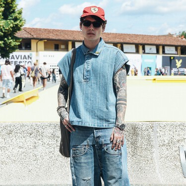 La silueta balloon se apodera de los pantalones que llevan los hombres con más estilo y la han convertido en la favorita para este verano 2025 