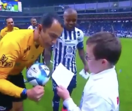 El precioso gesto de un árbitro de fútbol apoyando a un niño con síndrome de Down que te emocionará