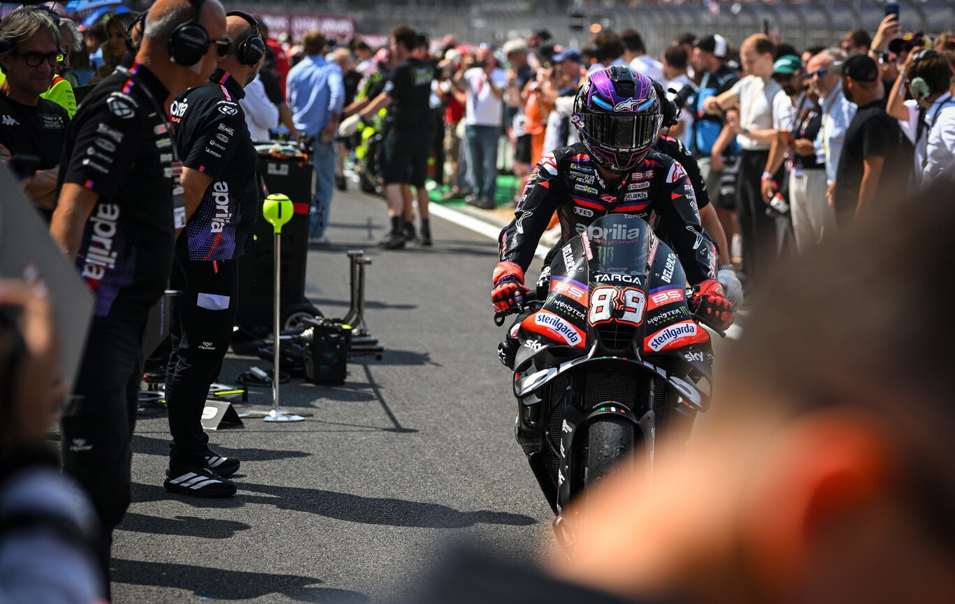 Le problème, c'est que Martín semble être actuellement le principal espoir d'Aprilia, mais le pilote madrilène a déjà signé un contrat avec Yamaha pour 2027