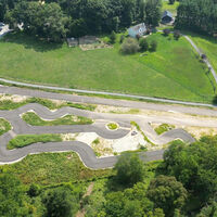 A un millonario se le ocurrió hacer un circuito en el patio de casa para su hijo. Ahora los vecinos le están haciendo la vida imposible 