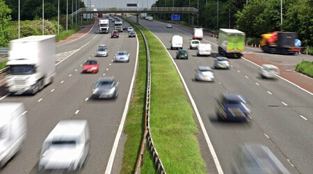 Coches circulando por autopista