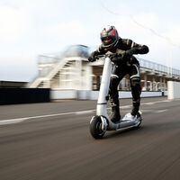 Toronto cansou-se das scooters que circulam em alta velocidade como motocicletas e tomou medidas: multas de até 25 mil dólares 