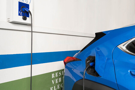 Todo lo que hay que saber antes de comprar un cargador para coche eléctrico: tipos de enchufes, potencias, protección IP/IK...