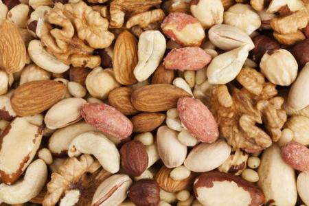 Alimentos que sacian y ayudan a controlar el peso (III): frutos secos