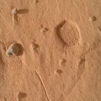 Um robô da NASA enviou uma imagem misteriosa de Marte, que os pesquisadores estão tendo muita, muita dificuldade em explicar  