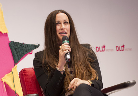 La cantante Alanis Morissette revela que tuvo varios abortos y un embarazo molar entre los nacimientos de sus hijos