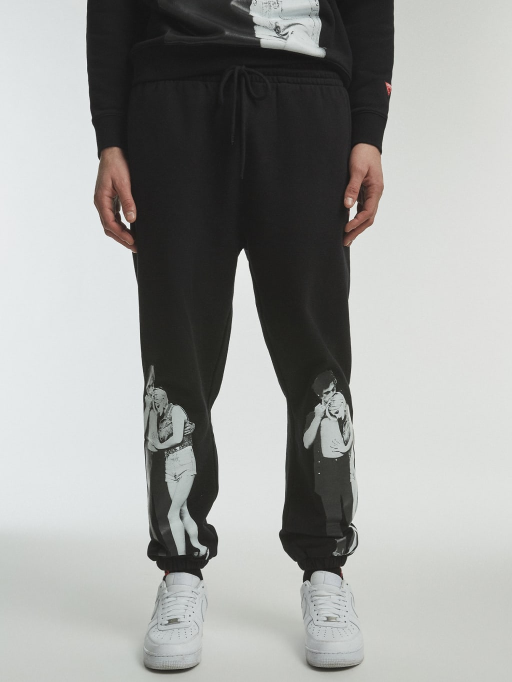 Pantalón negro con estampado localizado