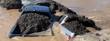 Dos granjeros han sacrificado sus pick-up para contener una inundación. Era una idea loquísima, pero ha funcionado