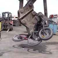 En este país están tan hartos de bicis y patinetes eléctricos que ya ni los multan, los mandan directos a la trituradora 