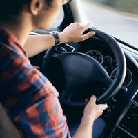 Europa quiere que los menores con 17 años puedan conducir coches y camiones, si van acompañados