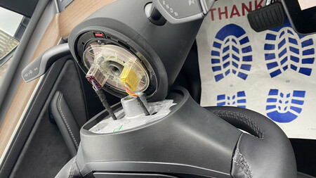 Tesla Model Y con el volante caído