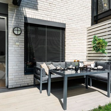 Cada vez más personas prescinden del hormigón para la terraza: el sistema desmontable que gana terreno por su rapidez y versatilidad 