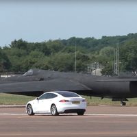 ¿Qué coche usar para perseguir aviones espía? ¡Un Tesla Model S!