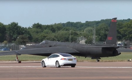 ¿Qué coche usar para perseguir aviones espía? ¡Un Tesla Model S!
