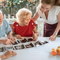 Estar presente en el parto, coger primero al bebé y elegirle el nombre: la tradición familiar que una suegra intenta imponer