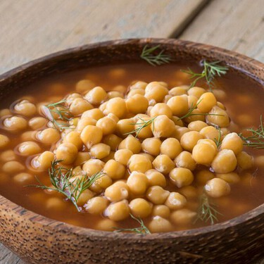 Si quieres garbanzos suaves y tiernos, deja de cocinarlos con sal: usa este otro ingrediente básico