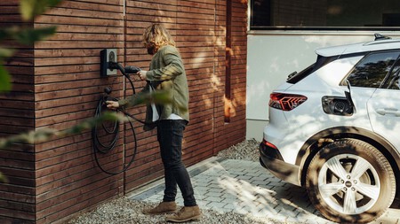 Cargando Coche Electrico En Casa