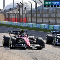 Guanyu Zhou sorprende, Max Verstappen domina, Fernando Alonso ilusiona y el Mercedes se avería en los test de F1