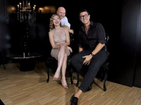 Scarlett Johansson reaparece tras el 'hackeo' con sus amigos los Dolce & Gabbana