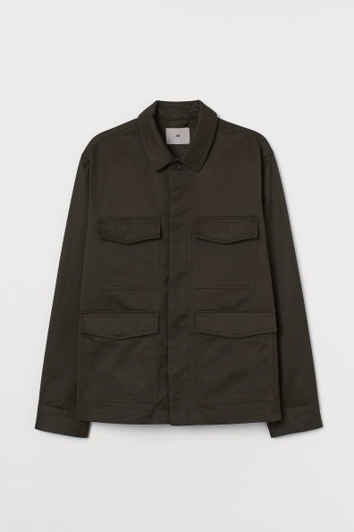 Chaqueta corta en sarga de algodón premium repelente al agua con cuello camisero, botones ocultos delante y puños con botón ajustable. Bolsillos superiores y bolsillos delanteros con solapa y botón de presión oculto, y bolsillos al bies ocultos en los bolsillos delanteros.
