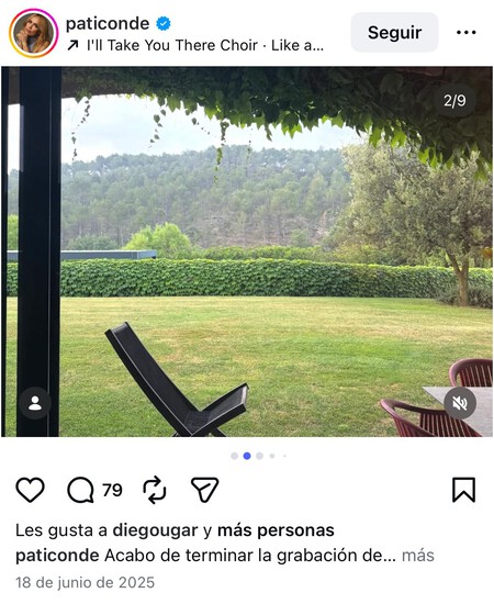 Un jardín rodeado de árboles