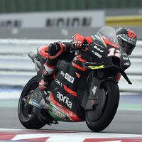 El crecimiento silencioso de Maverick Viñales con la Aprilia: en Misano entró en meta pegado al colín de Aleix Espargaró 