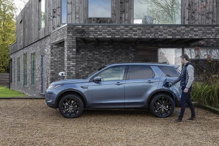 Land Rover Discovery Sport P300e PHEV, el SUV híbrido enchufable con autonomía eléctrica de 62 km, desde 50.510 euros