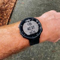 El Garmin súper completo que no cuesta un ojo de la cara para que empieces a hacer deporte este verano
