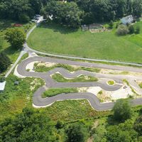 El sueño de su hijo era ser piloto. Le construyó su propia pista de karts en el patio de su casa, pero todos los vecinos se le fueron encima