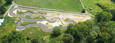 El sueño de su hijo era ser piloto. Le construyó su propia pista de karts en el patio de su casa, pero todos los vecinos se le fueron encima