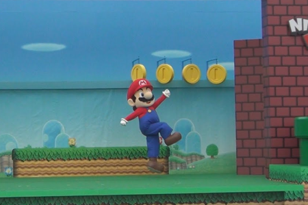 Nintendo recrea un nivel de Super Mario en directo para promocionar sus parques de atracciones (y casi sale perfecto)