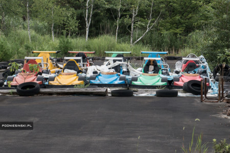 En el paisaje postapocalíptico de Fukushima también quedaron vehículos abandondonados