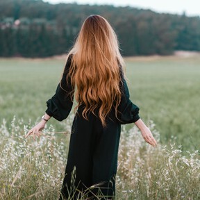 Así puedes hacer tu propia agua de romero: el truco de abuela para tener la melena súper larga 