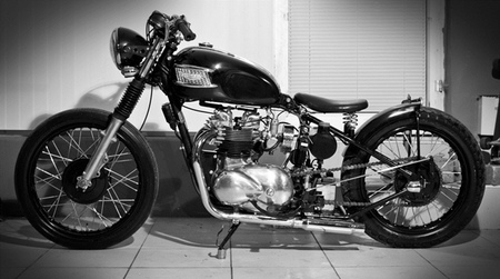 Triumph T100 Bobber, o cómo no hace falta un garaje para dejar bonita tu moto