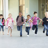 Abrir los colegios en Navidad, Semana Santa y puentes es una solución, pero es sólo un parche al problema de la conciliación