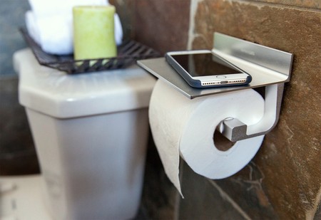 Oferta Flash: portarrollos de papel higiénico Wangel adhesivo, con soporte para móvil, por 12,74 euros