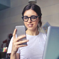 Las empresas que se frotaban las manos pensando en lo que ahorrarían con la IA gastan una fortuna contratando gente que arregla sus errores 