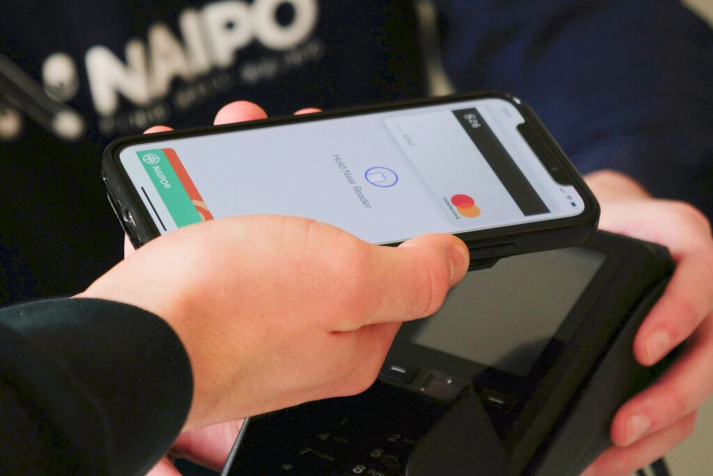 Llevamos años temiendo al ladrón que acerca un TPV a nuestro bolsillo para robarnos. La realidad es que es un mito (y con Apple Pay, una utopía) 