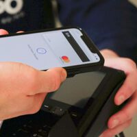 Llevamos años temiendo al ladrón que acerca un TPV a nuestro bolsillo para robarnos. La realidad es que es un mito (y con Apple Pay, una utopía) 