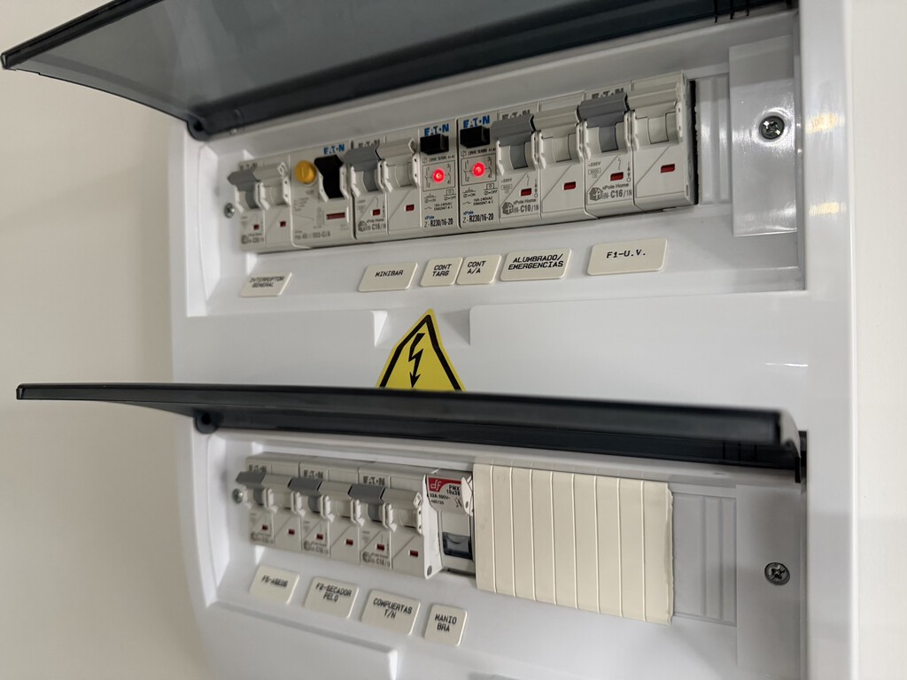 En Navidad usamos más electrodomésticos: cómo calcular cuántos aparatos puedo tener enchufados a la vez sin que salten los plomos