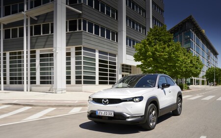¡Es oficial! El Mazda MX-30 tendrá una versión híbrida enchufable con motor rotativo en 2022 y le acompañarán otros dos SUV PHEV