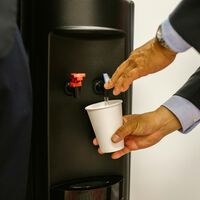 Agua siempre fresca en verano con este dispensador compacto de 7 litros, ahora muy rebajado