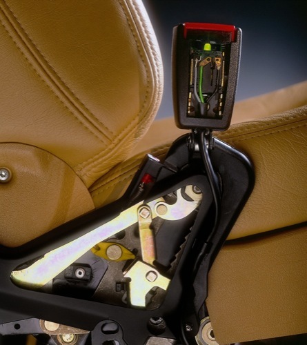 cinturón de seguridad de tres puntos anclaje