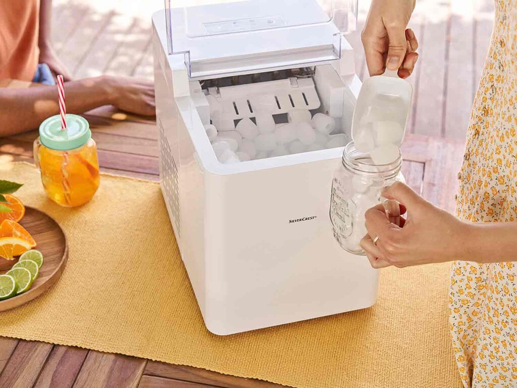 Tener una máquina de hacer hielo en casa es más útil y rentable de lo que parece: así puedes aprovecharla