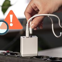 ¿Por qué no es buena idea dejar el cargador enchufado después de cargar tu celular? 