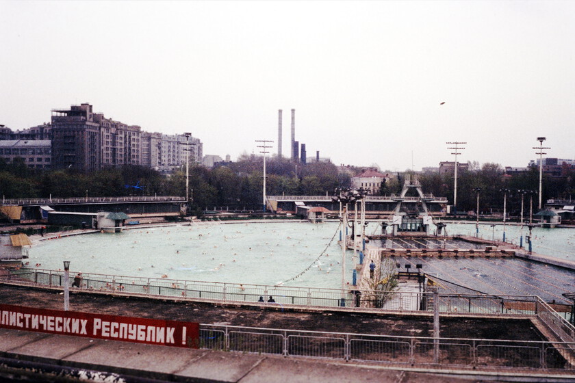La increíble historia del edificio más alto del planeta que terminó convertido en la piscina más grande de la Unión Soviética