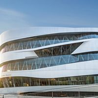 El Museo Mercedes-Benz de Stuttgart: un templo del automóvil a vista de dron 