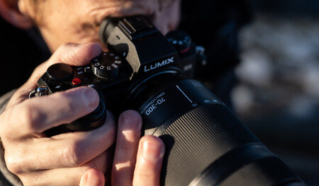 Panasonic vuelve a ser diana de los rumores que dicen que quiere vender su negocio fotográfico (como hizo Olympus)